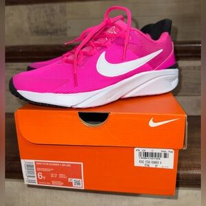 Cute 🥰 NIKE STAR RUNNER 4 NN (GS)  FIERCE PINK/WHITE-BLACK Size 6Y - New